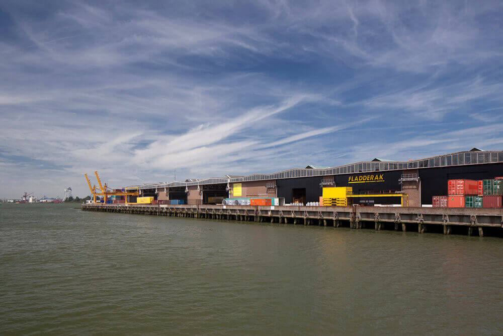 DHG VERHUURT CA 14.000 M² OP DE EEMHAVENWEG 74 TE ROTTERDAM