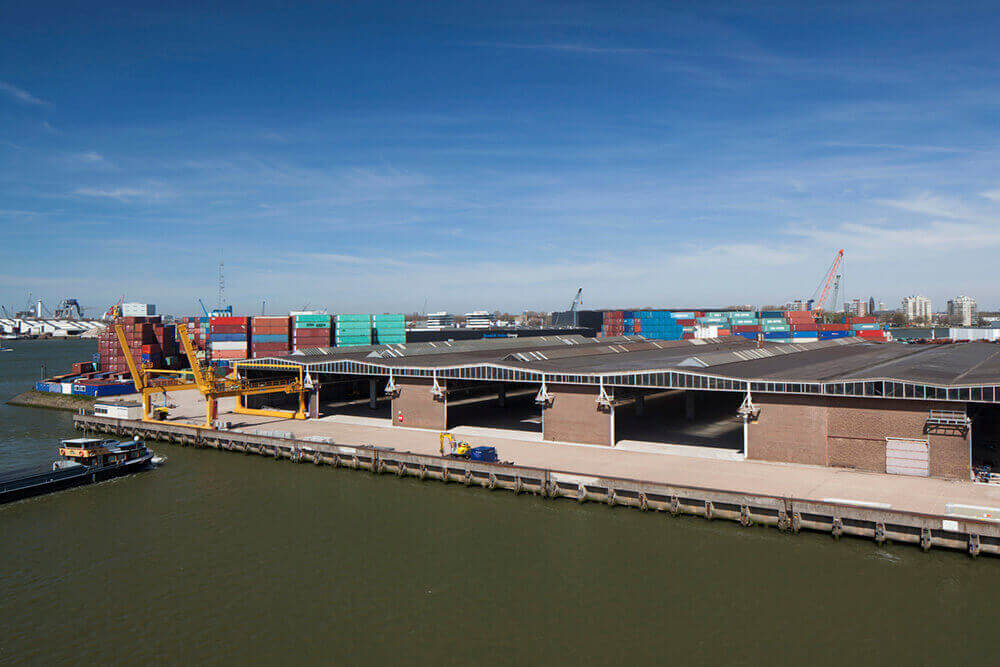 DHG VERHUURT 30.000 M² AAN DE EEMHAVENWEG TE ROTTERDAM