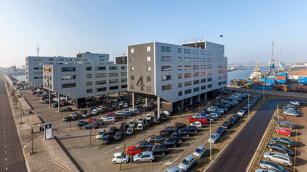 DHG VERHUURT AAN MAINFREIGHT EN SEA AND SHORE SERVICES IN DOCKWORKS IV